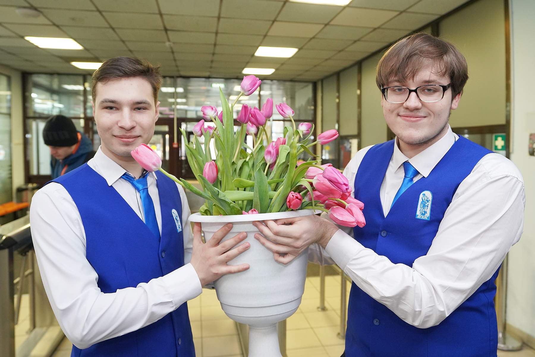Цветы и поздравления. В ВВГУ отмечают Международный женский день