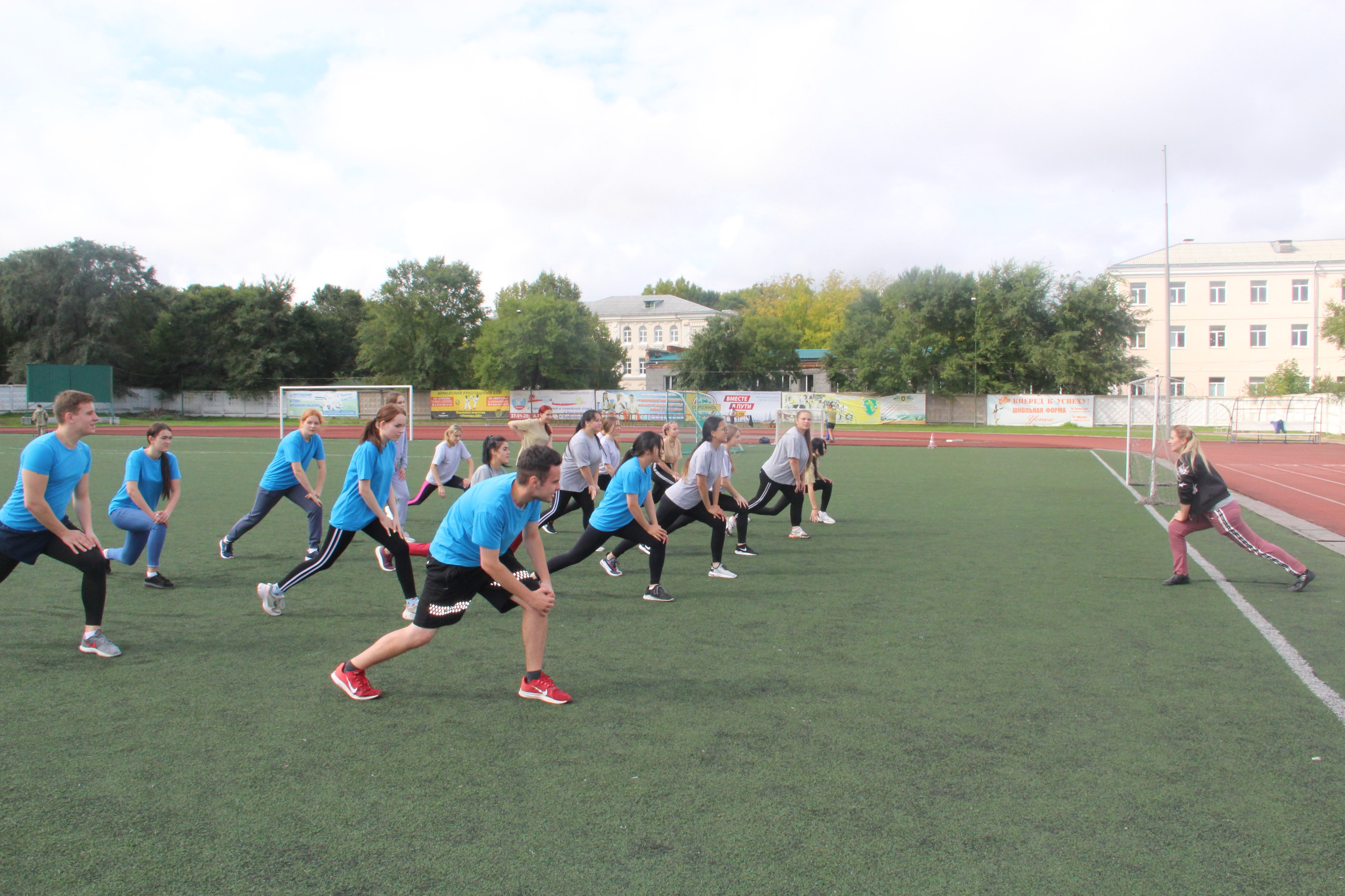 Наш девиз - "Все на стадион!"