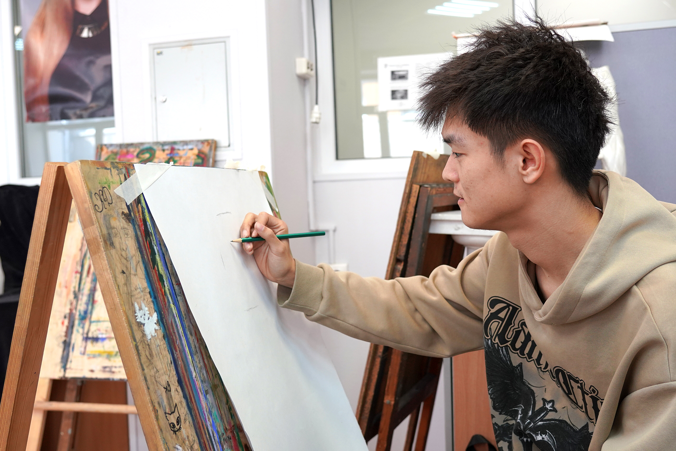 В ВВГУ проходят открытые уроки рисования для всех желающих