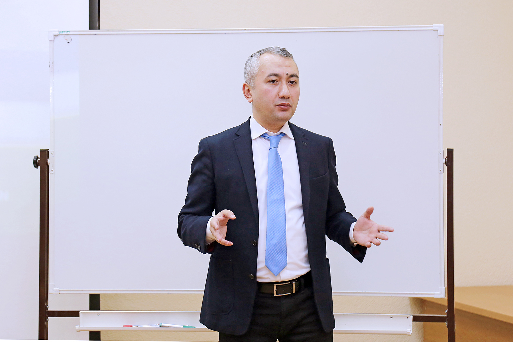 Генеральный консул Республики Узбекистан в г. Владивостоке Рустам Исмаилов рассказал во ВГУЭС, как начать карьеру в МИД