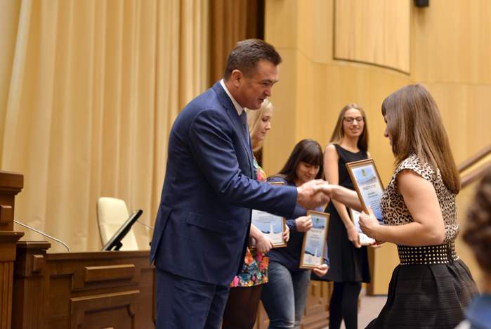 Поздравляем студентов ВГУЭС с вручением свидетельств о присвоении звания "Стипендиат Губернатора Приморского края" и желаем дальнейших успехов!