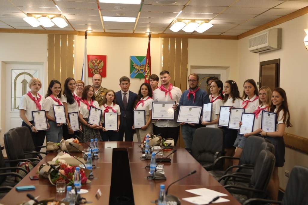 Губернатор наградил студентов ВГУЭС из педагогического отряда «Территория инициативы»