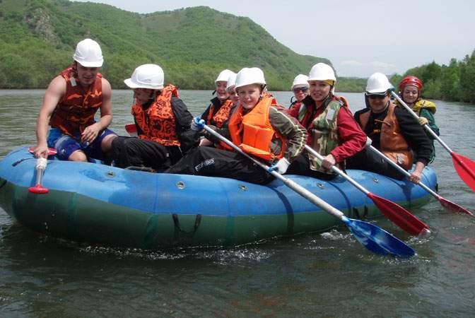 Сотрудники ВГУЭС совершили сплав на катамаранах по р. Партизанской