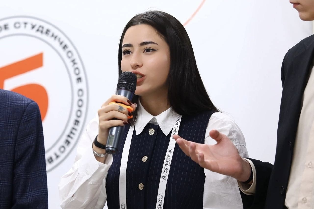 Студентка ВВГУ Яна Ван выступила в финале Летнего онлайн-турнира по парламентским дебатам