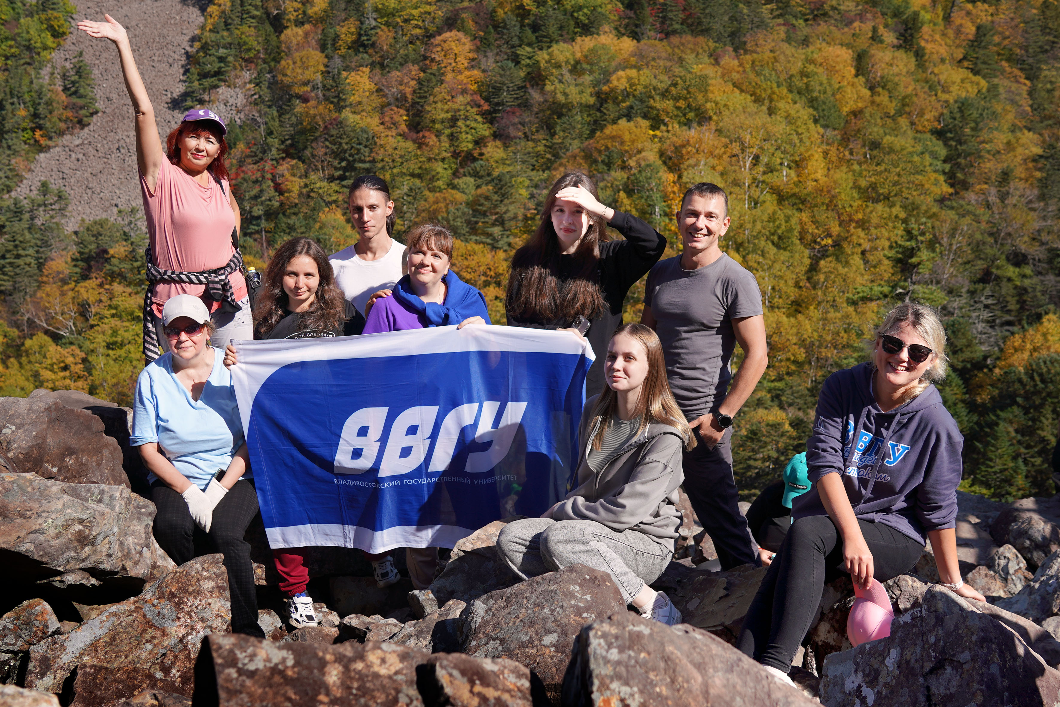 Корпоративный выезд: сотрудники ВВГУ посетили одну из главных достопримечательностей Приморья – Смольные водопады