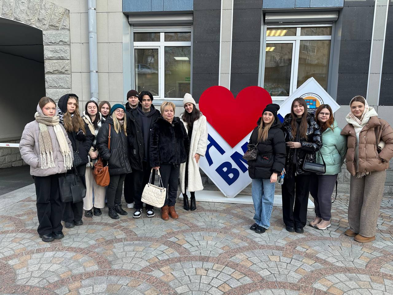 Студенты кафедры маркетинга и логистики ВВГУ побывали на экскурсии во Владивостокской таможне