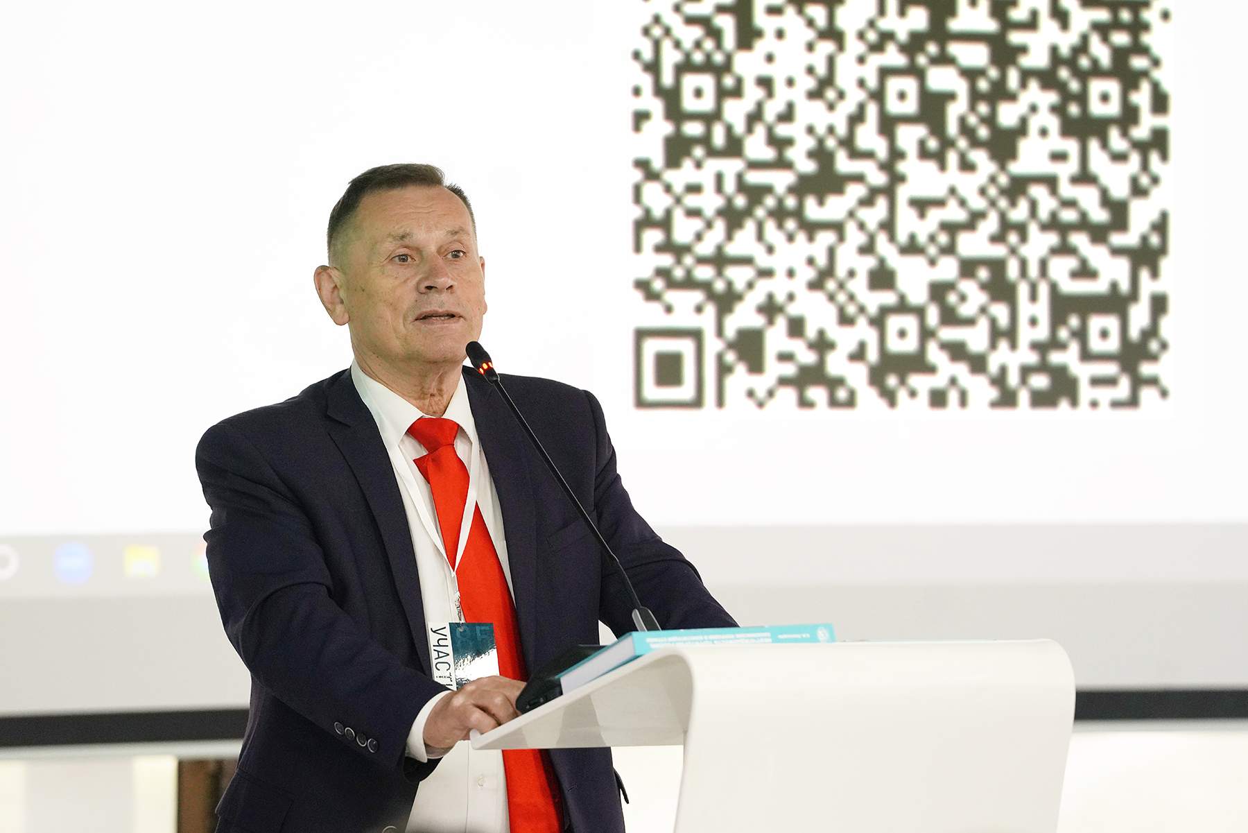 В ВВГУ обсуждают книгу о региональных поправках в Конституцию страны