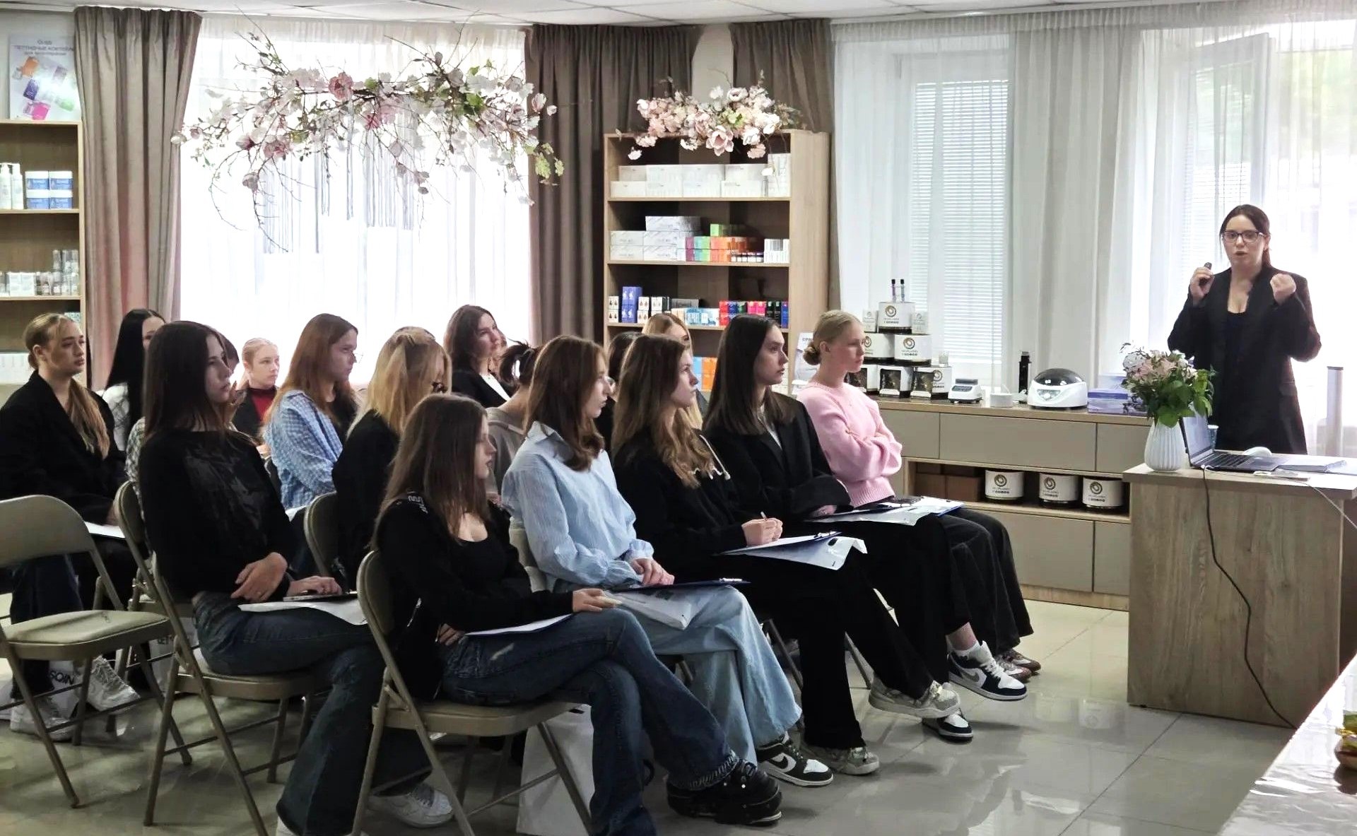 Студенты косметики-эстетисты ВВГУ изнутри знакомятся с индустрией красоты