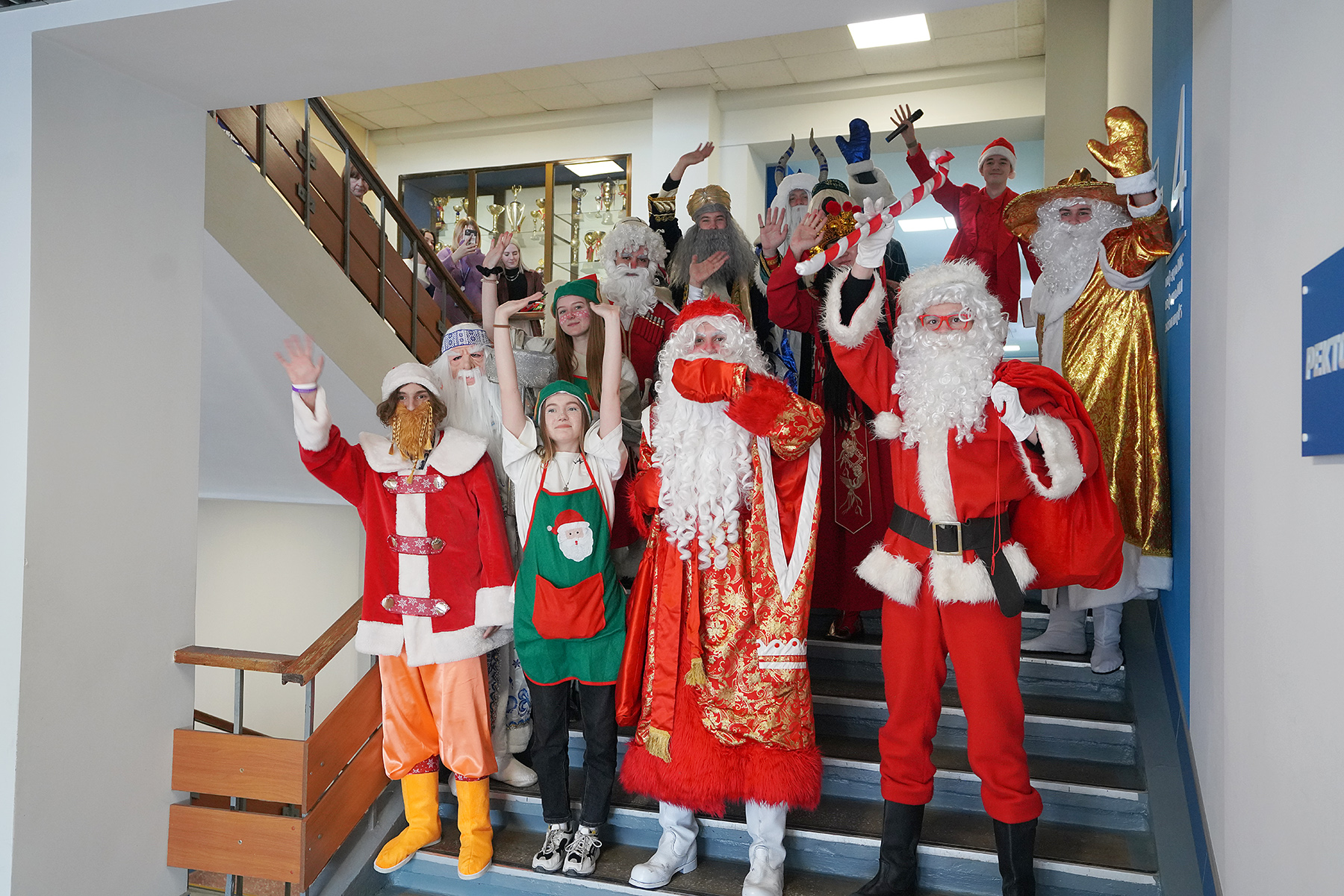 Саммит Деда Мороза в честь Нового года для сотрудников, студентов и гостей ВВГУ открылся в Зимнем саду