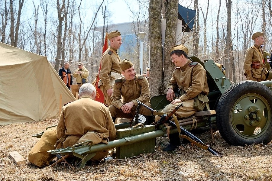 Студенты ВВГУ приняли участие в военно-патриотическом фестивале «Живая история»