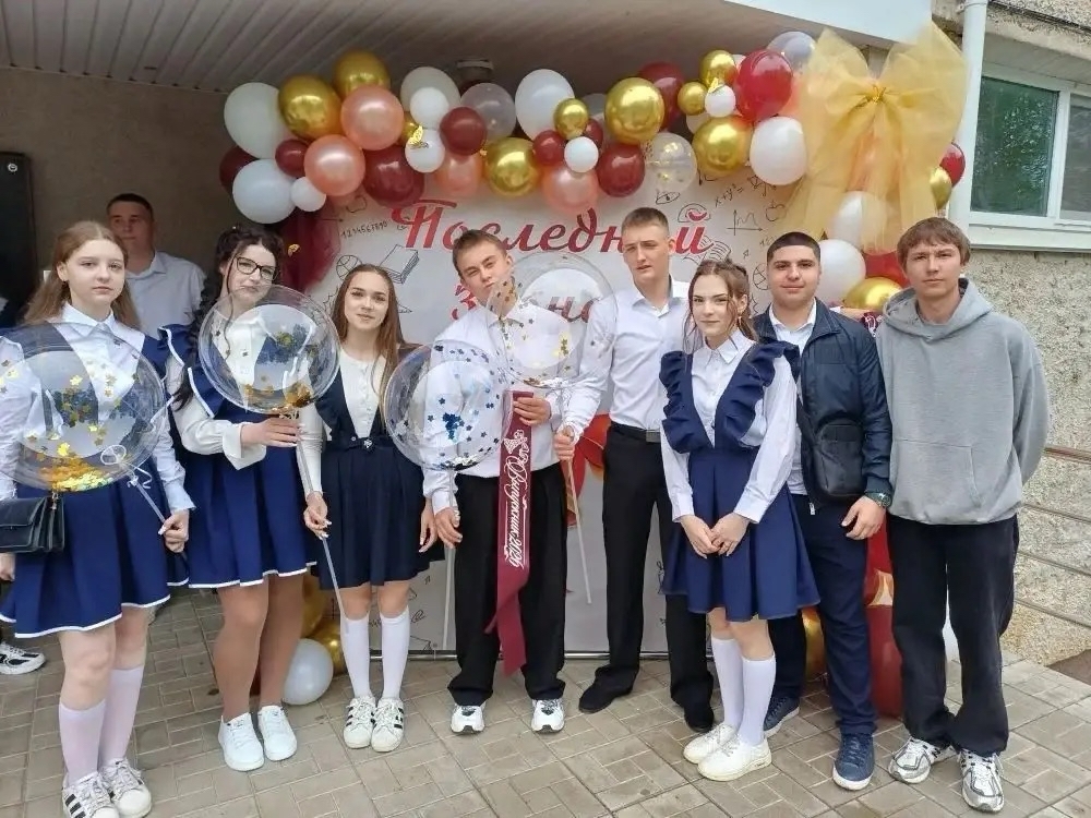 Филиал ВВГУ в г. Артёме поздравил выпускников школ с Последним звонком