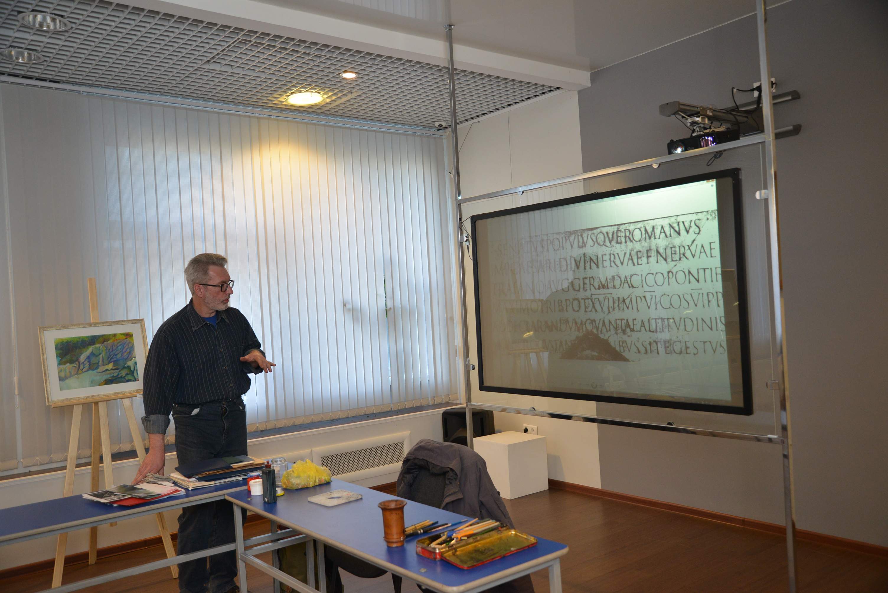 В таинство славянской каллиграфии посвятил студентов-дизайнеров ВГУЭС художник-каллиграф Дмитрий Рыжов