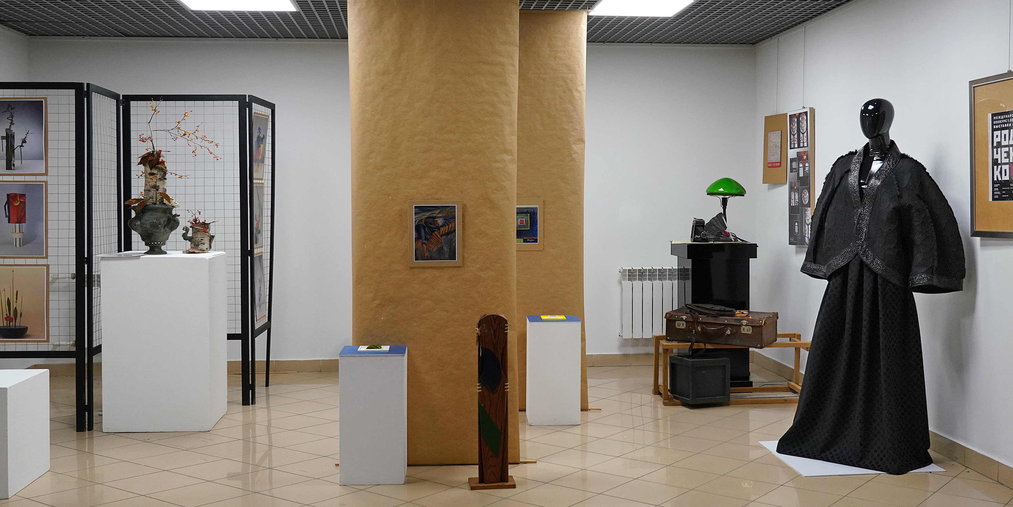 В ВВГУ открылась международная выставка-конкурс «Оммаж. Мастерам Авангарда»