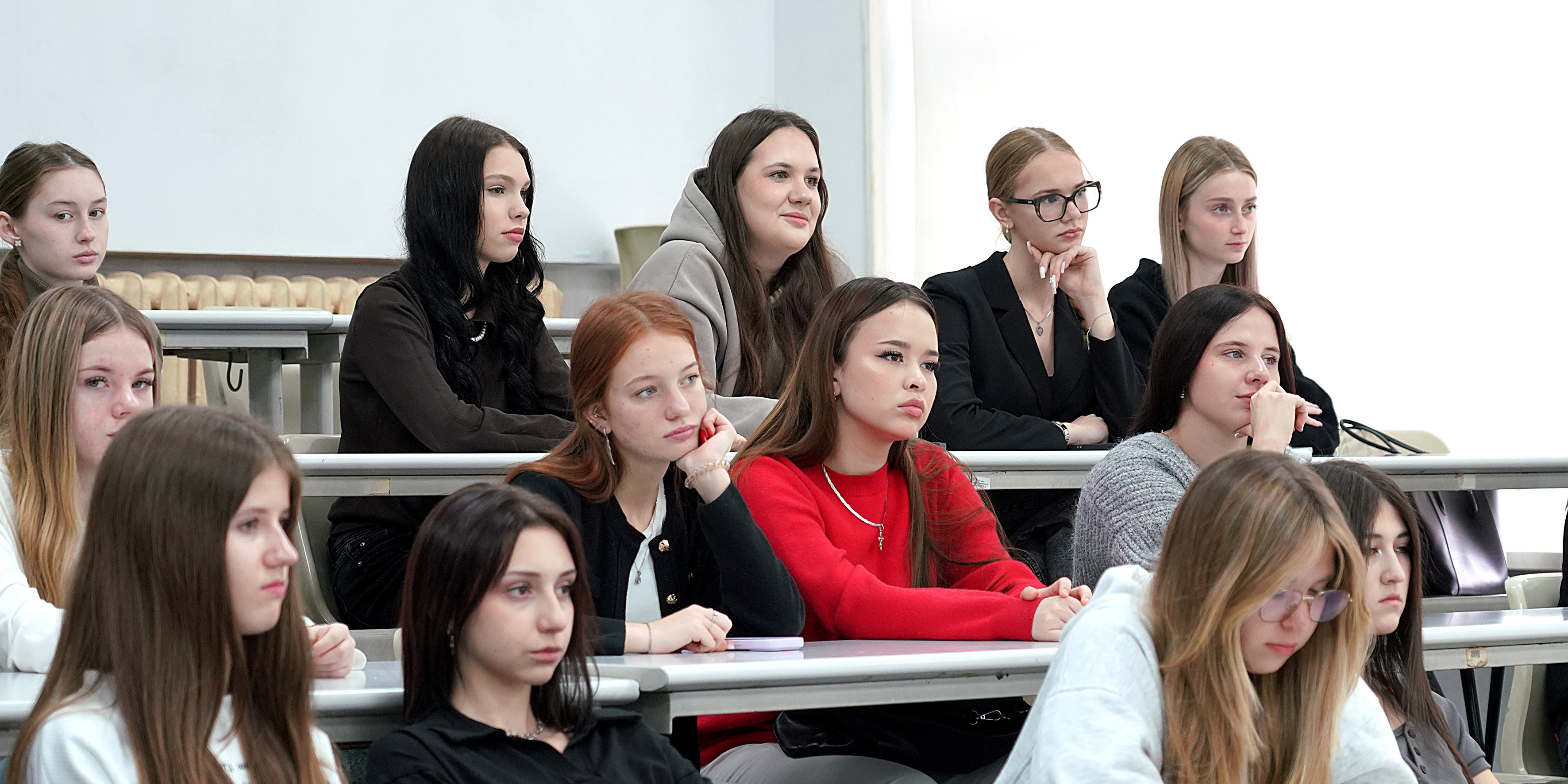 Протоиерей Даниил встретился со студентами ВВГУ в преддверии Дня народного единства