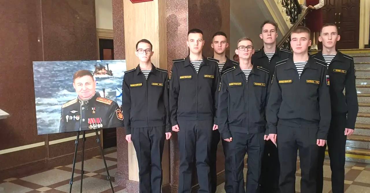 Курсанты и юнармейцы ВВГУ приняли участие в церемонии вручения медалей «Золотая Звезда» семьям погибших Героев России