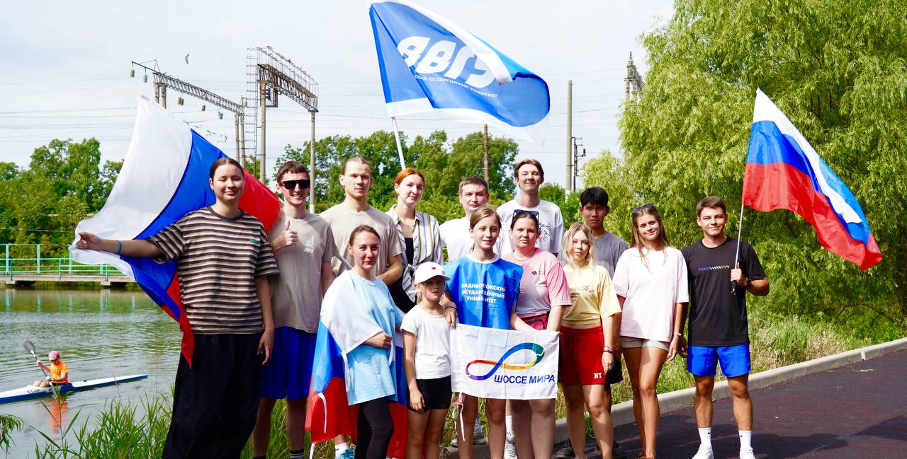 Студенты и сотрудники ВВГУ провели забег в преддверии Дня Государственного флага России