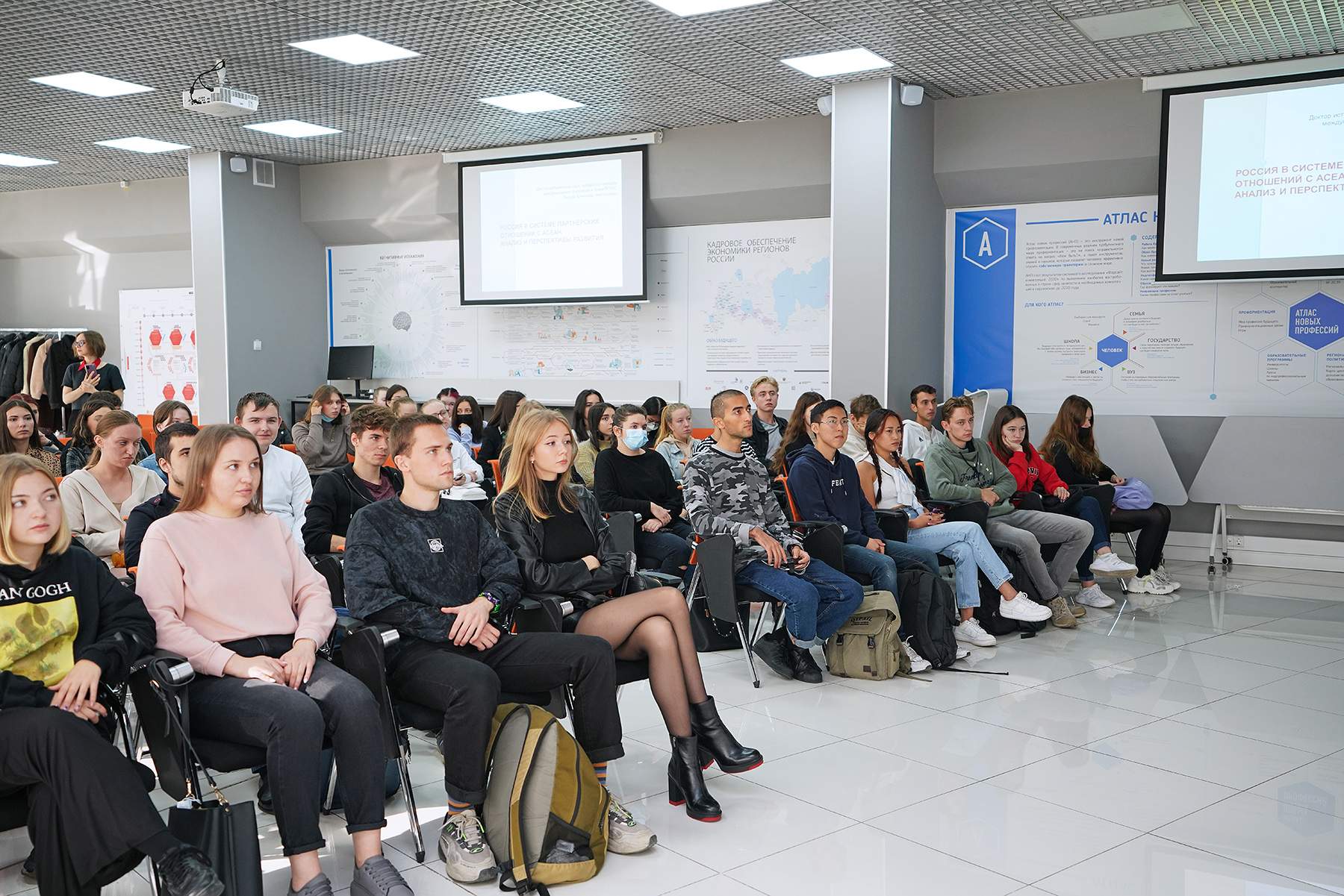 Профессор Университета Манипал Джайпур (Индия) обсудил защиту конституционных ценностей со студентами ВГУЭС