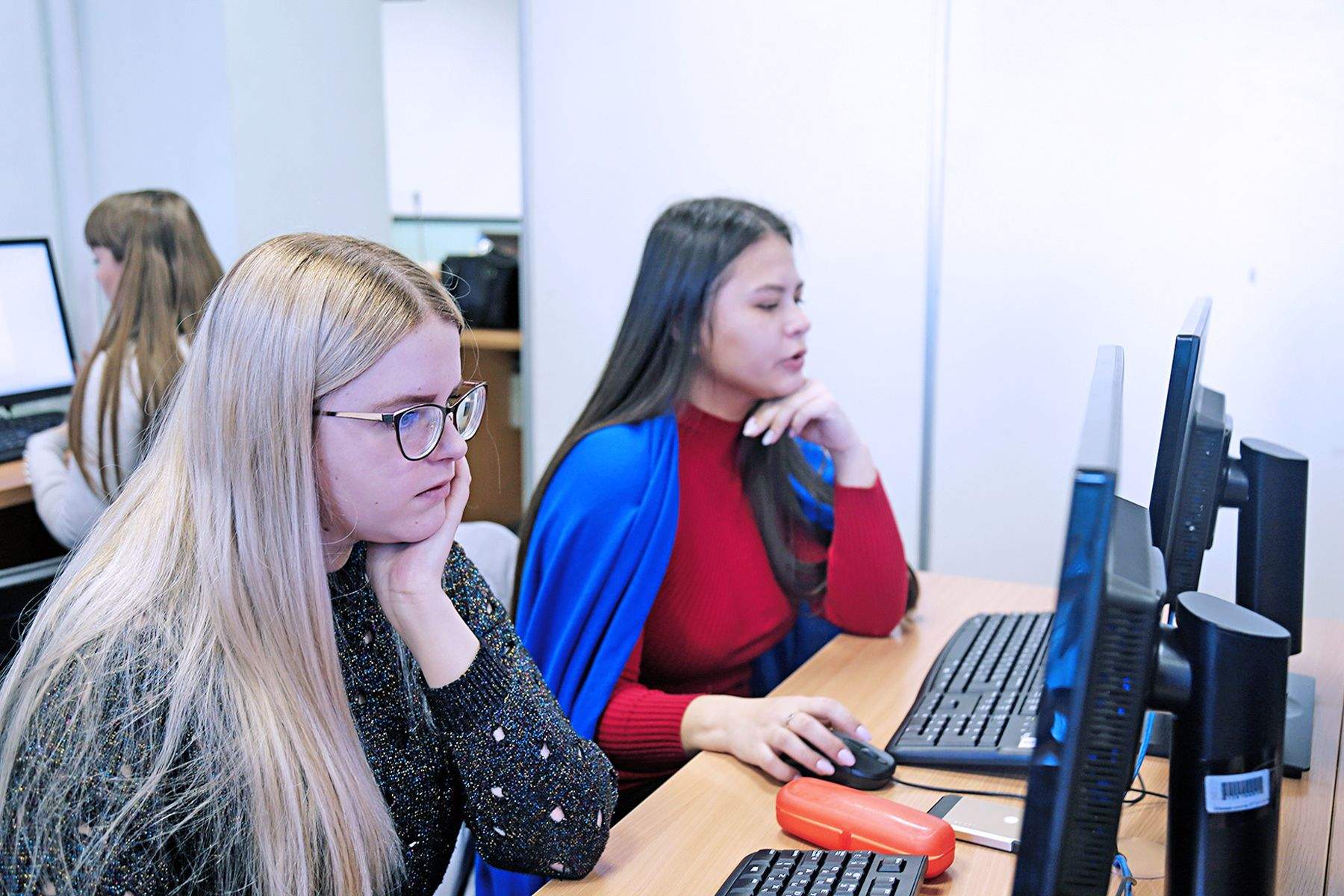 Почти тысяча студентов ВГУЭС успешно прошли курсы Научно-исследовательского университета Высшая школа экономики