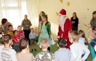 ВГУЭС дарит детям, оставшимся без родителей, новогодние подарки и праздники