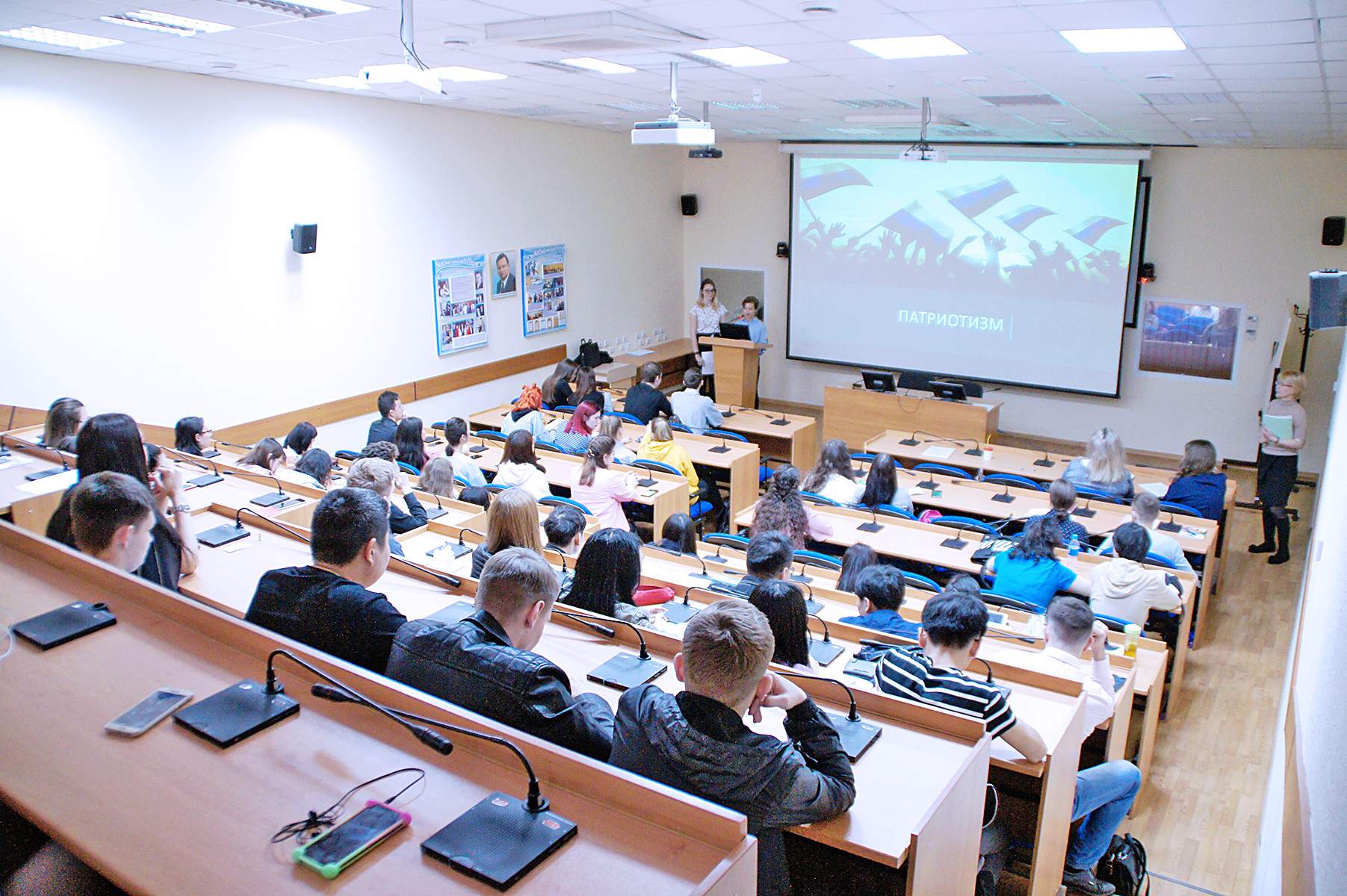 Студенты поменялись местами с преподавателями. Во ВГУЭС прошла открытая лекция о патриотическом воспитании