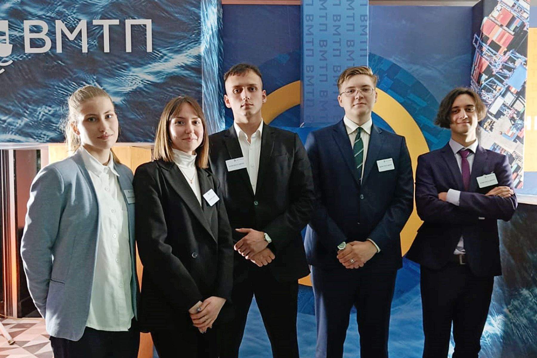 От теории к практике: студенты-международники ВВГУ приняли участие в международном внешнеэкономическом форуме