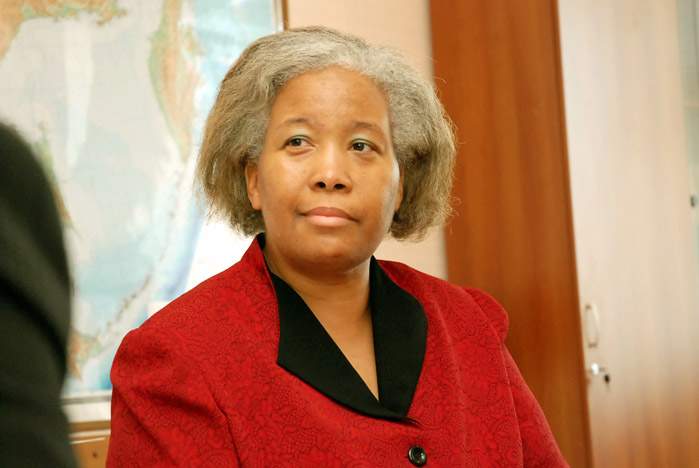 Директор Института международного бизнеса и экономики ВГУЭС Александр Латкин рассказал Генконсулу США во Владивостоке г-же Сильвии Курран о проблемах перехода России на рыночную экономику