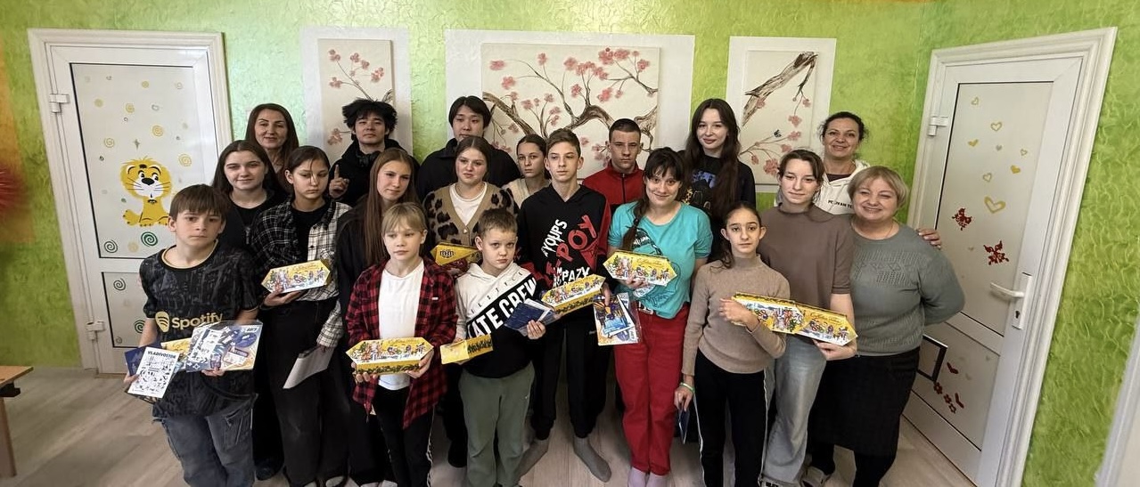 Студенты и сотрудники ВВГУ дарят новогодние подарки воспитанникам детских домов Приморья