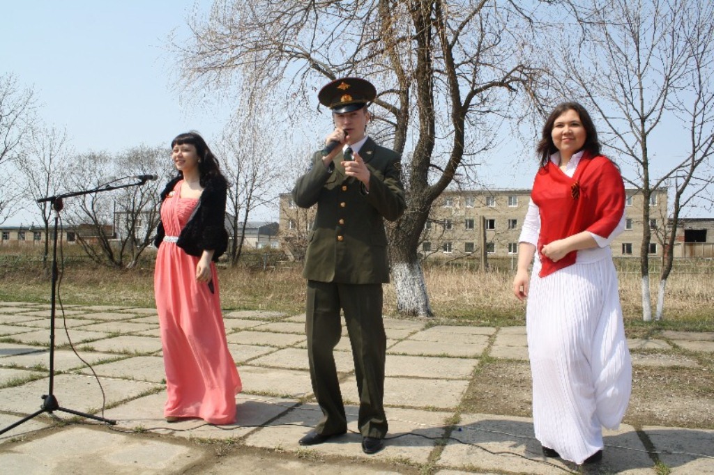 «Кто сказал, что надо бросить песни о войне? После боя сердце просит музыки вдвойне!»