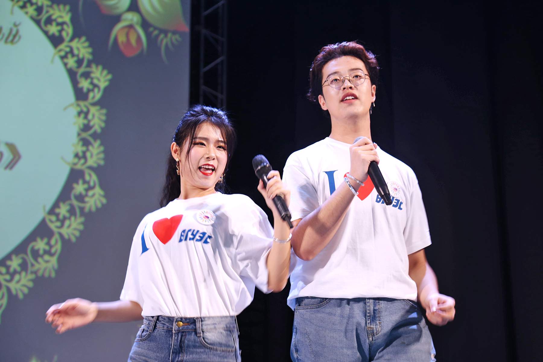 Иностранные студенты ВГУЭС Ши Хунюй и Инь Сюэхао – лауреаты фестиваля дружбы «Нам песня строить и жить помогает» МГУ им.Ломоносова