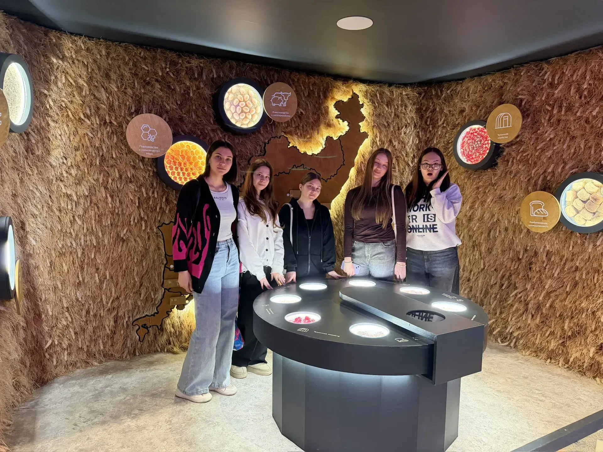 Студенты специальности «Судостроение» колледжа сервиса и дизайна посетили Национальный центр «Россия». 