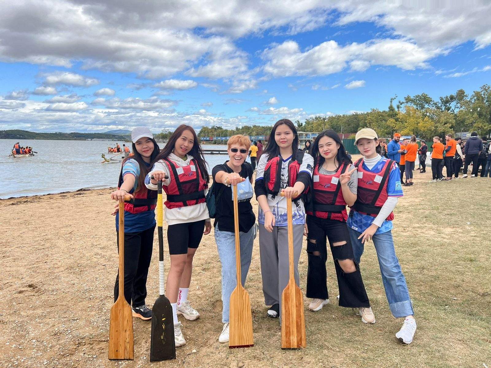 На лодках класса «Дракон» водную дистанцию покорили иностранные и российские студенты ВВГУ