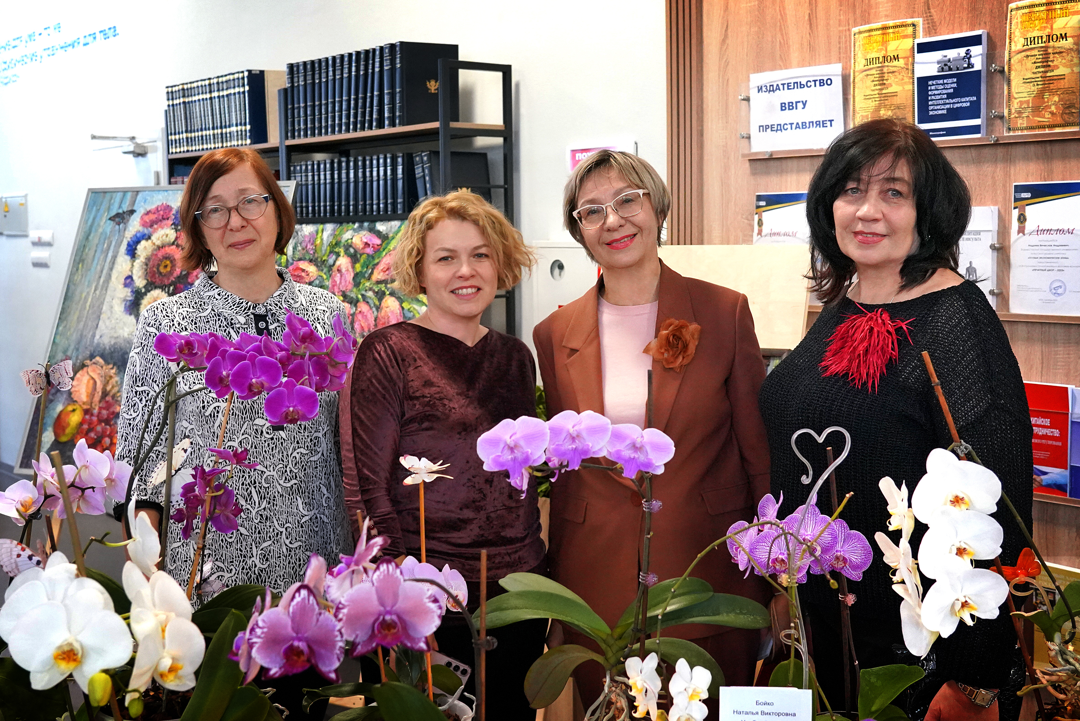 Цветы души и рук творенье: в ВВГУ прошла выставка цветов и рукоделия сотрудниц университета