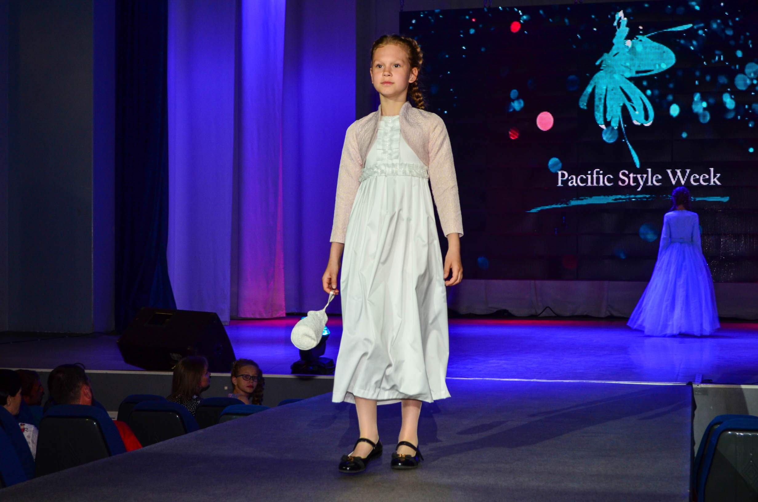 Уникальная работа студентов-дизайнеров ВГУЭС: коллекция детской одежды «Рождественская»