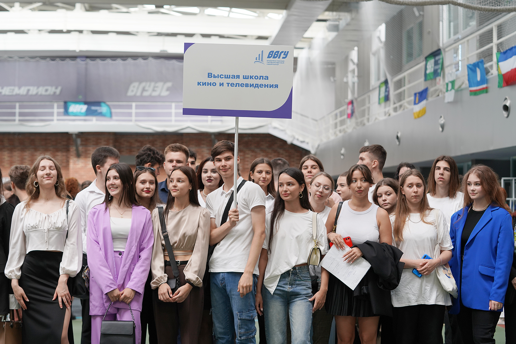 «Равнение на флаги!»: на торжественной линейке в честь начала учебного года собрались все первокурсники ВВГУ