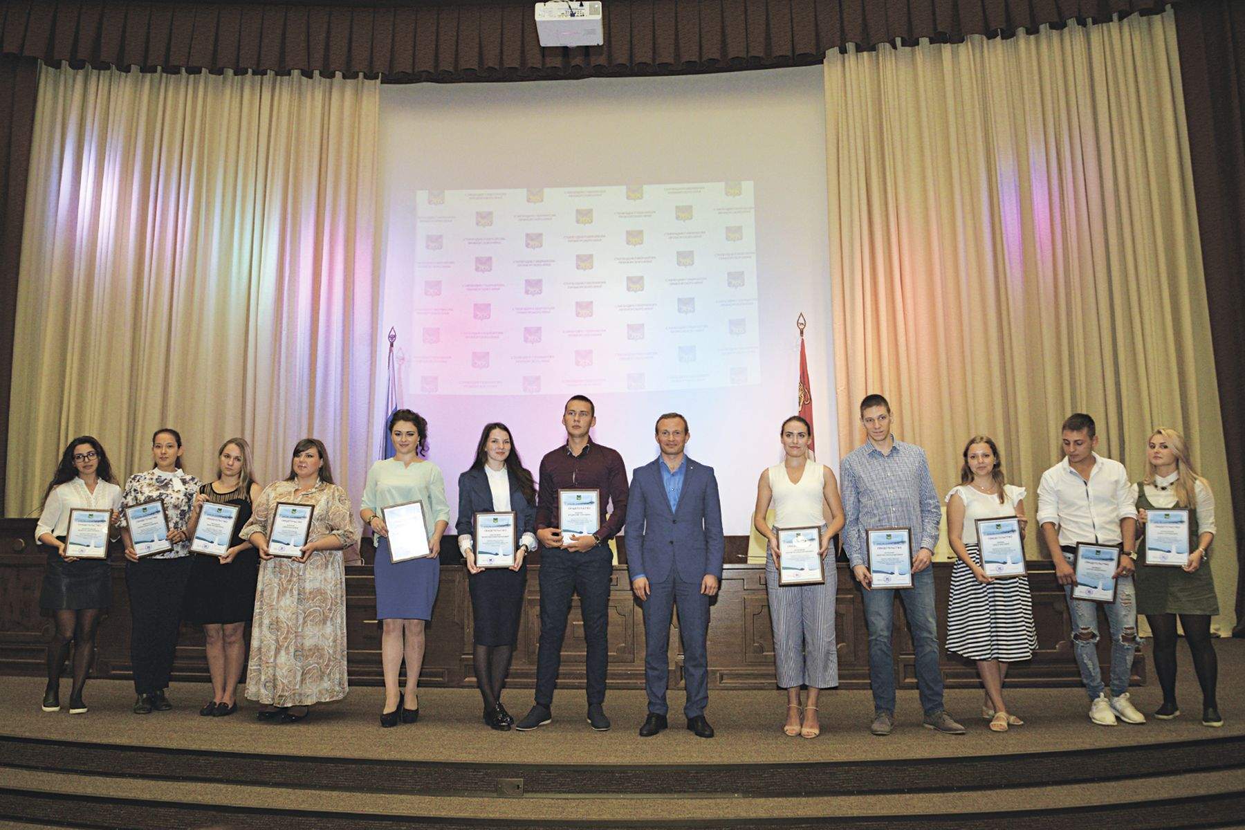 Студенты ВГУЭС получили Губернаторскую стипендию