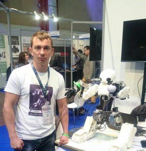 Выпускник и преподаватель ВГУЭС на выставке роботов Innorobo 2016 в Париже продемонстрировали свое детище – робота Адама