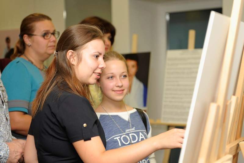 «Здесь и там: 12 портретов Востока и Запада» - российско-германская выставка во ВГУЭС