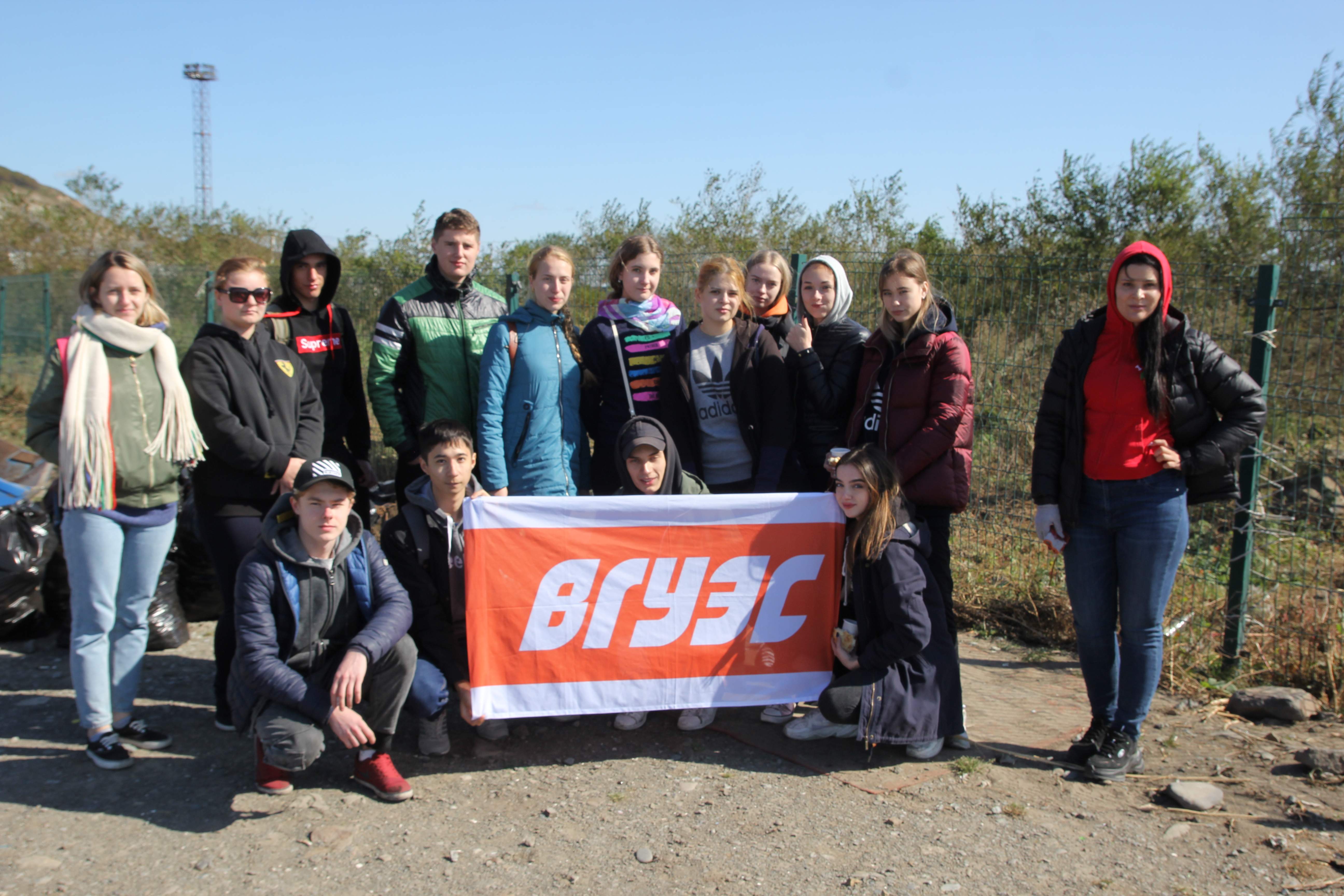 Студенты ВГУЭС привели в порядок берег моря