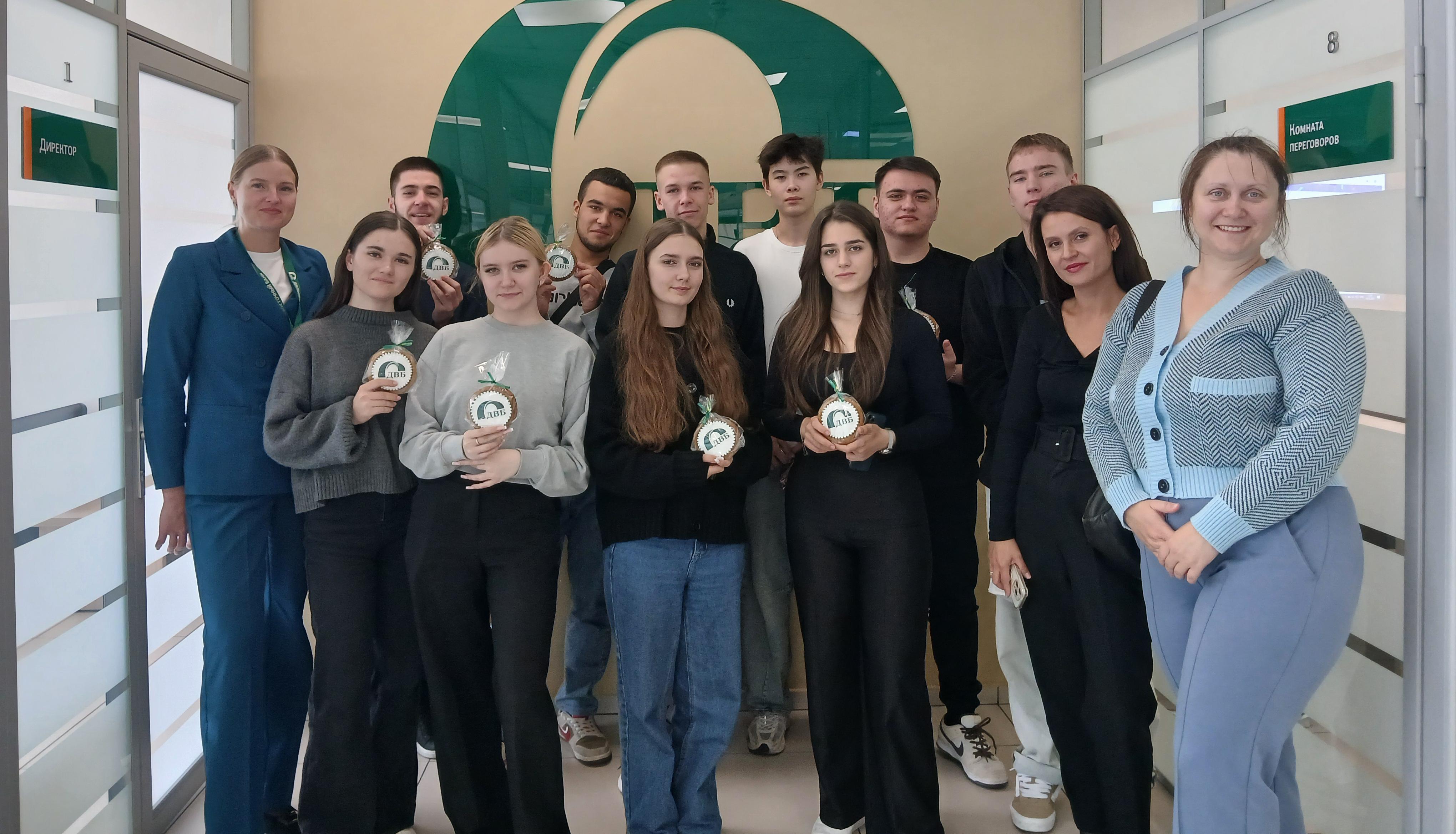 Погружение в профессию: студенты посетили офис Дальневосточного банка