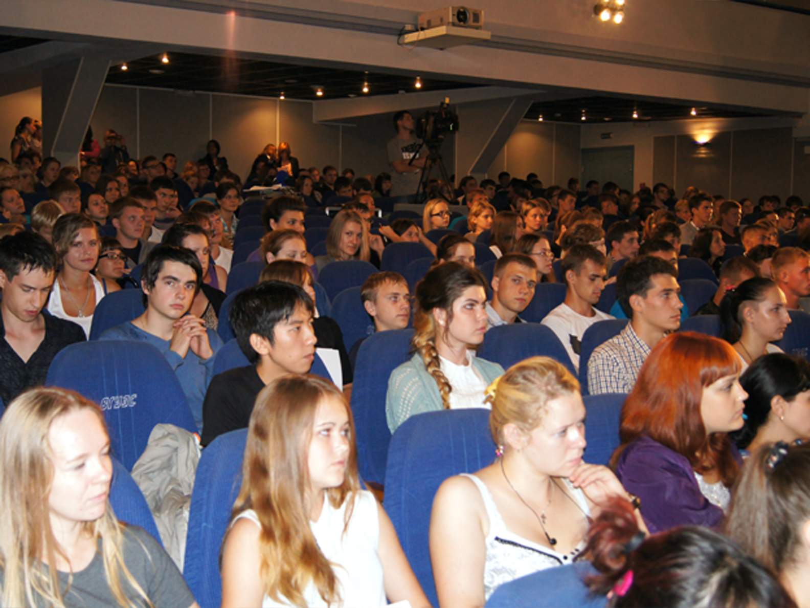 Волонтеры ВГУЭС помогают обеспечивать работу саммита АТЭС