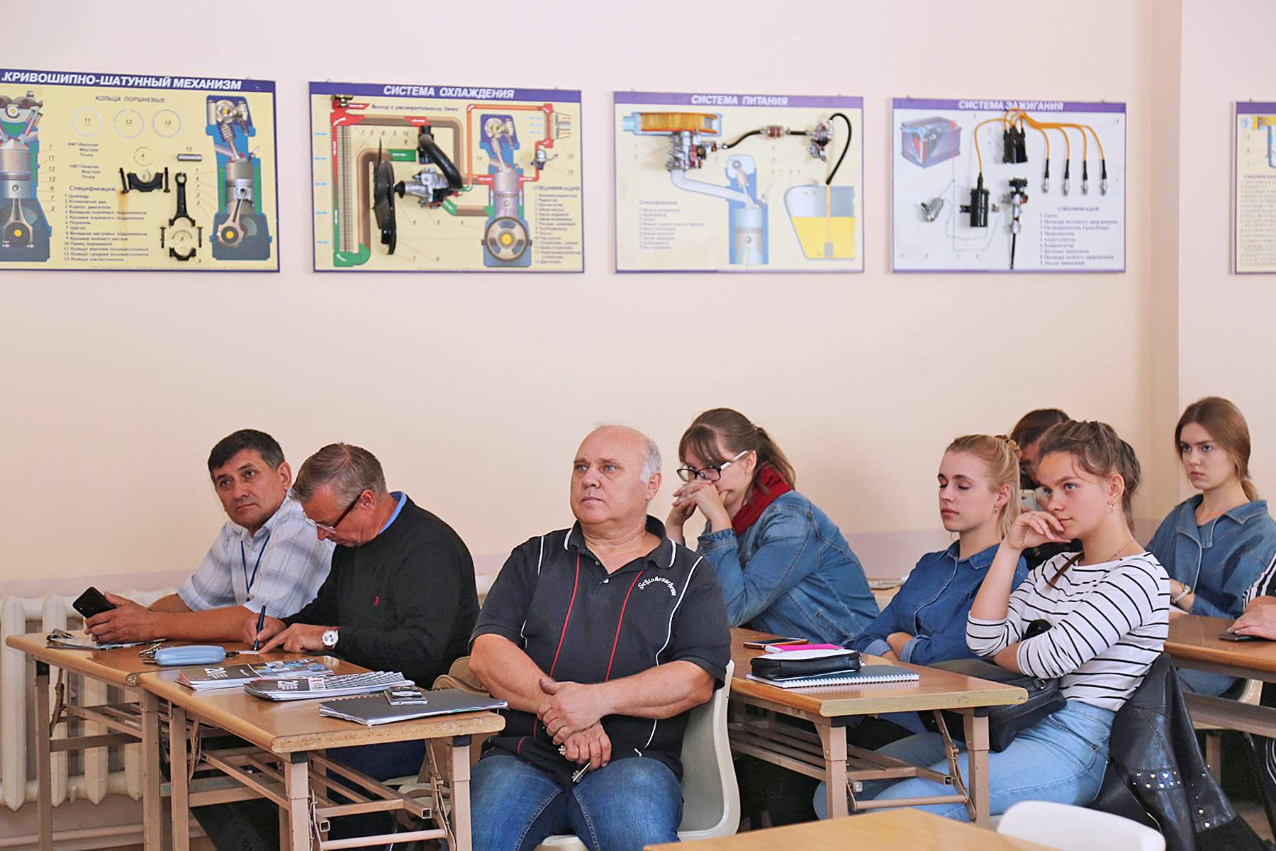 Менеджер технического департамента компании LLC «NGK Spark Plugs (Eurasia)» Илья Мигушин провел технический семинар у студентов Института транспорта и логистики ВГУЭС