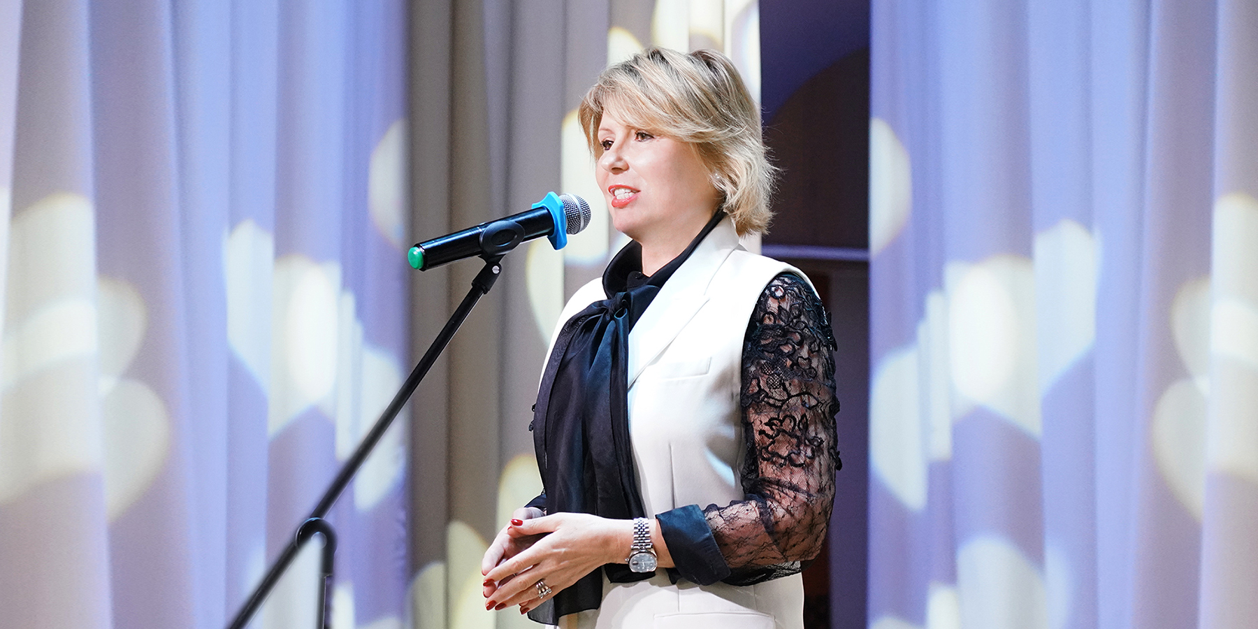 «Круто ты попал в пятый класс»: ректор ВВГУ поздравила выпускников начальной школы МЛШ 