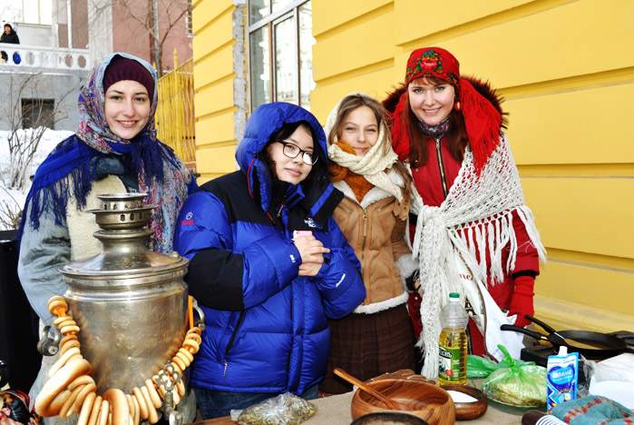Иностранные студенты и преподаватели ВГУЭС отметили «Широкую масленицу»