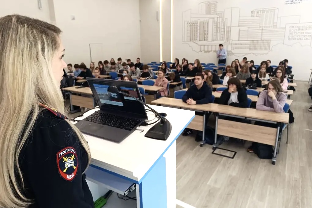 Госавтоинспекция Приморья напоминает студентам ВВГУ о правилах безопасности дорожного движения
