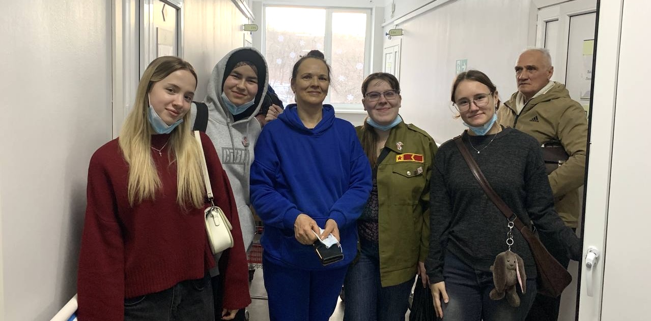 Бойцы штаба студенческих отрядов ВВГУ посетили ветеранов во Владивостоке