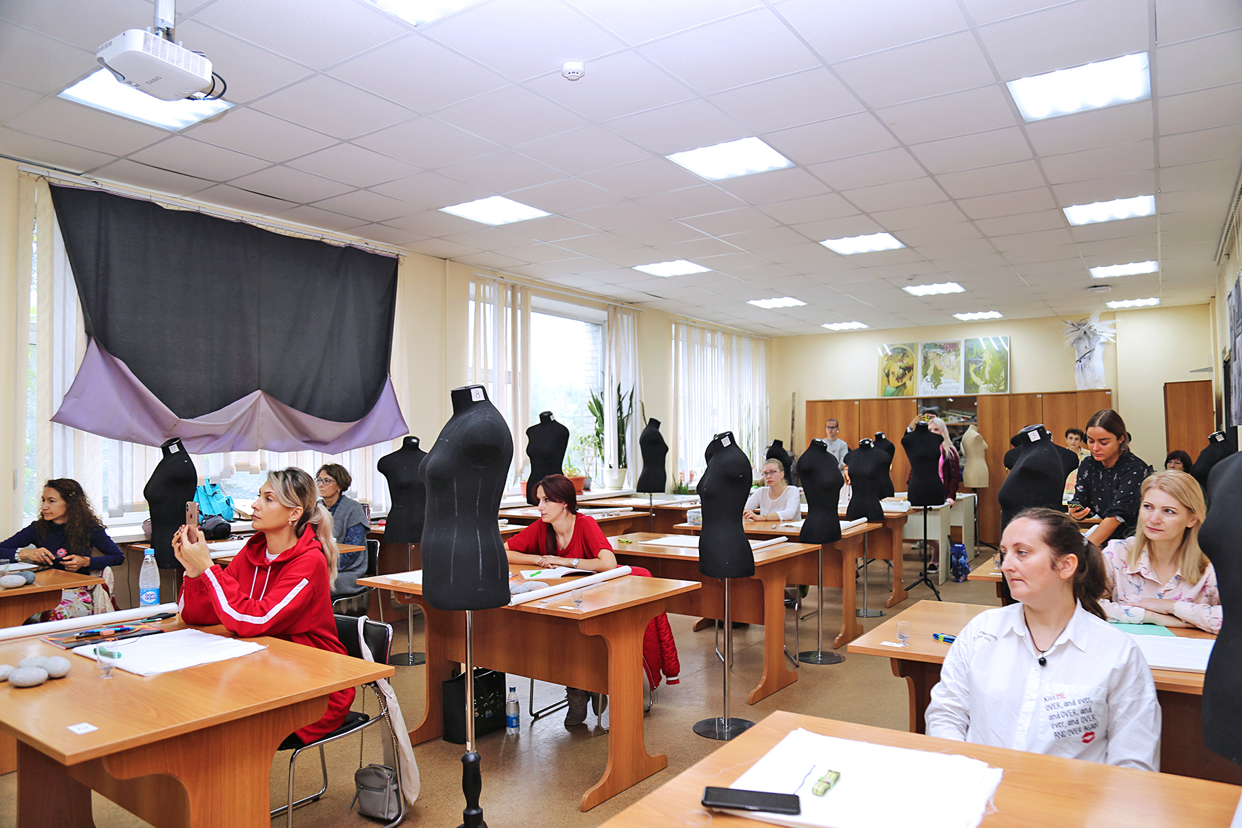 Международный интенсив по макетированию одежды в Институте сервиса, моды и дизайна ВГУЭС открылся мастер-классом профессора Института моды города Осака (Япония), г-жи Ямамото