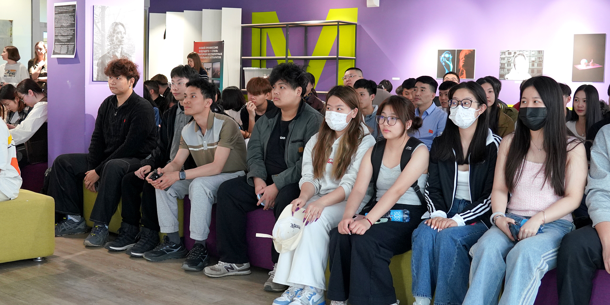 Иностранных студентов ВВГУ знакомят с основами финансовой безопасности