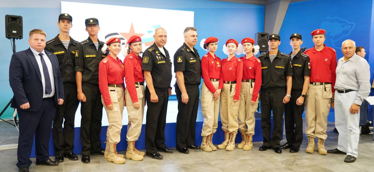 Курсанты военно-учебного центра ВВГУ передали спецодежду ветеранам СВО