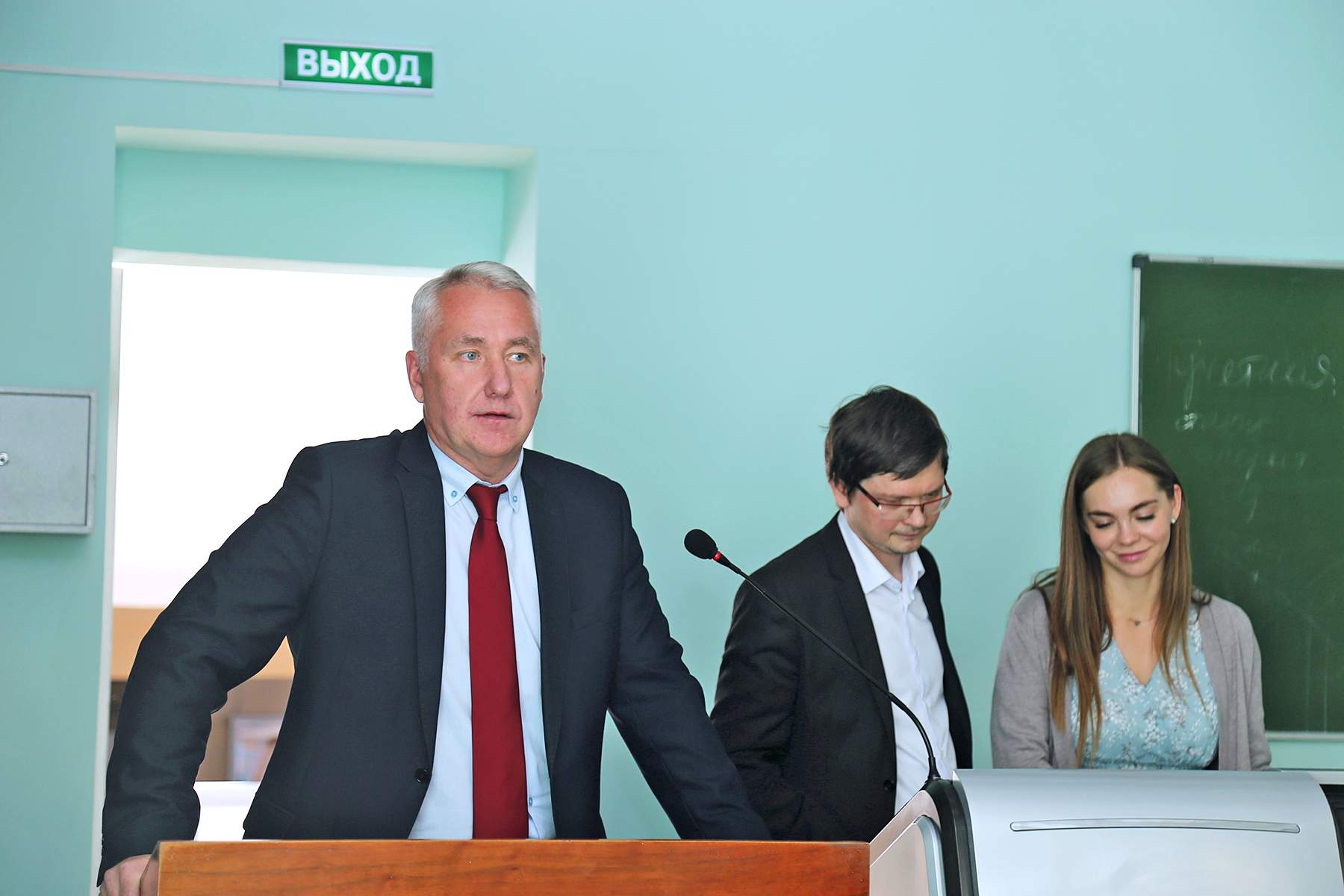 Начальник Главного управления Министерства юстиции РФ по Приморскому краю Виктор Храбров начал учебный курс «Юридическая клиника» для третьекурсников Института права ВГУЭС