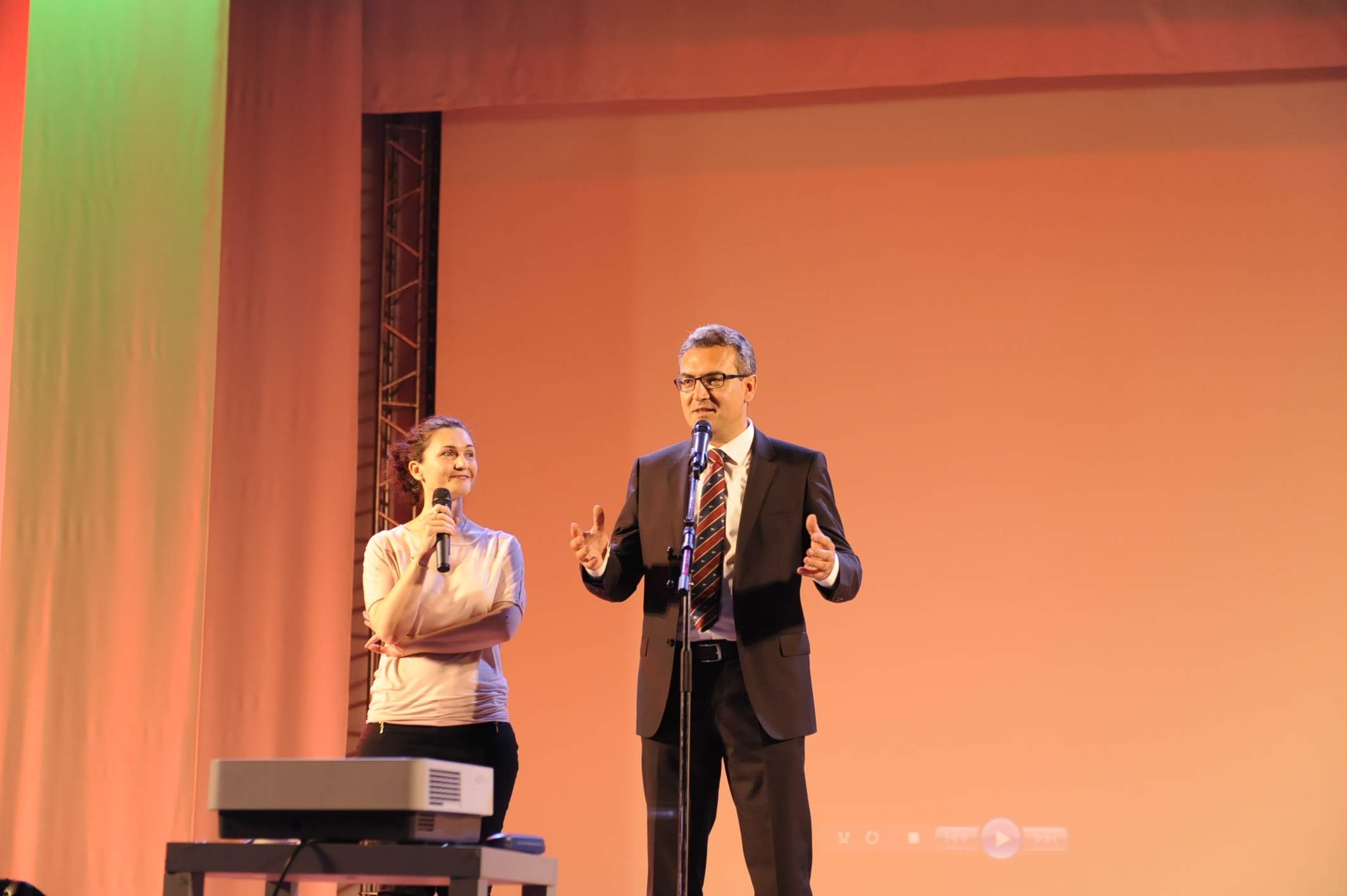 На Первом молодежном форуме во ВГУЭС первокурсников приветствовал член Европарламента Эмерик Шопрад